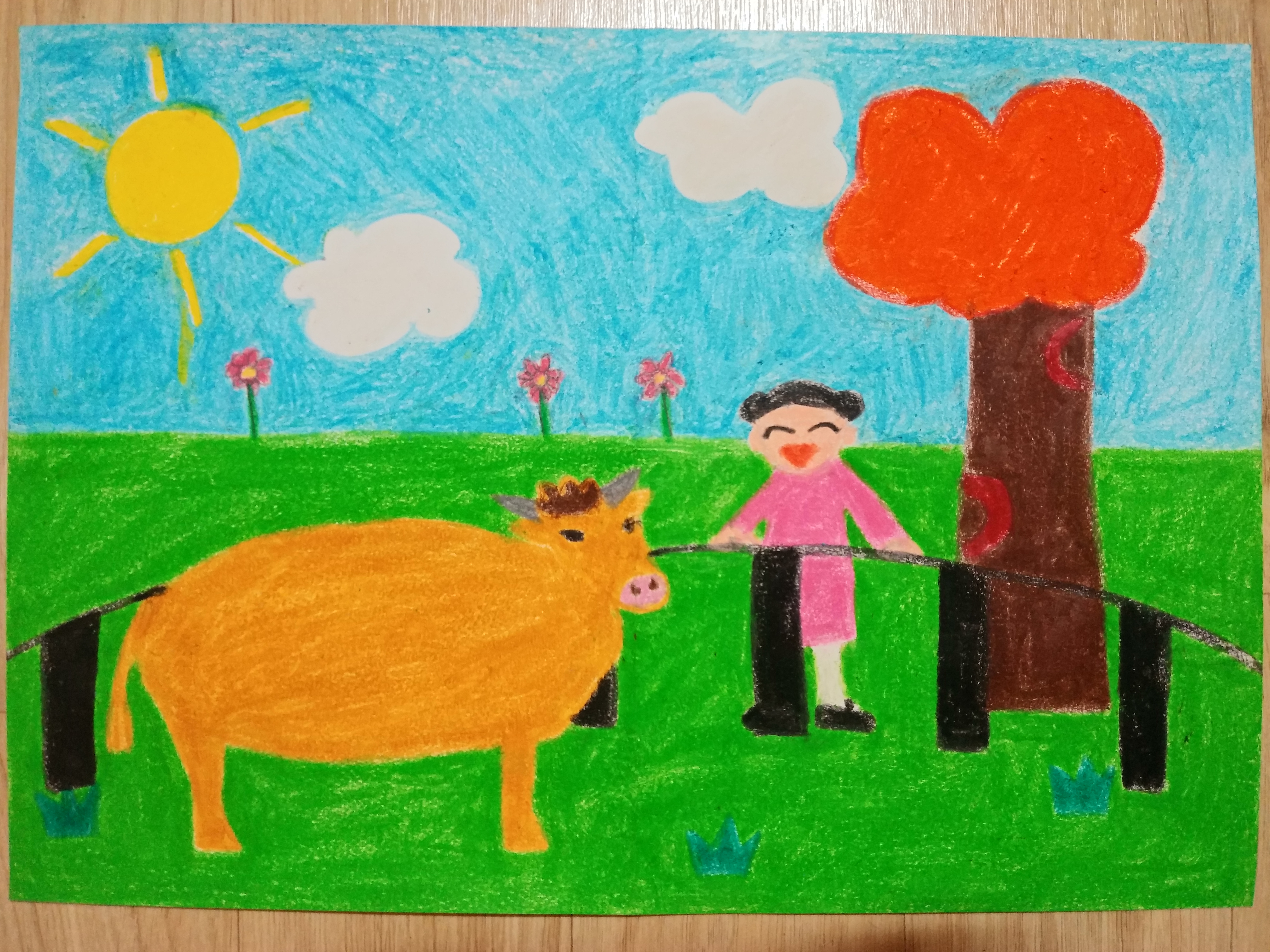 아이가 소를 구경하는 모습입니다 푸른 들판에서 울타리 넘어 보이는 소를 관심있게 지켜보는데요 아이의 호기심과 동물에 대한 사랑을 느낄 수 있답니다♡