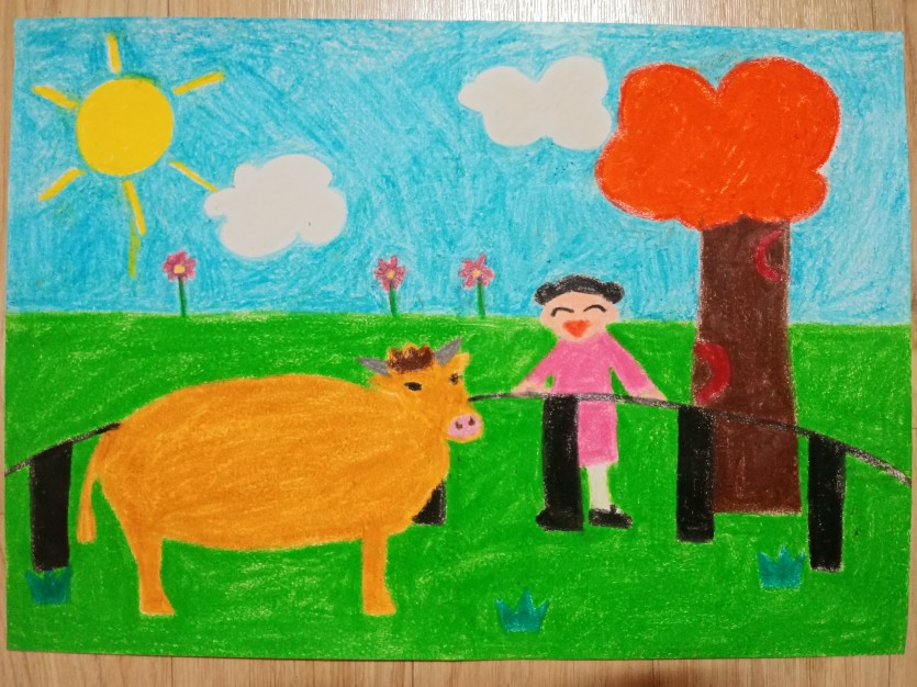 아이가 소를 구경하는 모습입니다 푸른 들판에서 울타리 넘어 보이는 소를 관심있게 지켜보는데요 아이의 호기심과 동물에 대한 사랑을 느낄 수 있답니다♡